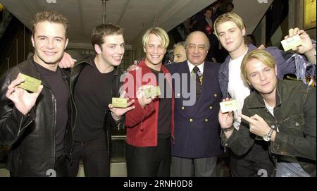 Aktenfoto vom 07/00 des damaligen Eigentümers des Harrods Kaufhauses Mohamed Al Fayed (Mitte) mit der irischen Boy Band Westlife, wo sie die Harrods Juli Sale eröffneten. (L-R) Shane Filan, Mark Feehily, Kian Egan, Bryan McFadden und Nicky Byrne. Mohamed Al Fayed, der frühere Besitzer des FC Harrods und Fulham, ist im Alter von 94 Jahren gestorben, bestätigte der Fußballverein West London. Ausgabedatum: Mittwoch, 5. Juli 2000. Stockfoto