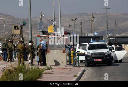 (161019) -- NABLUS, 19. Oktober 2016 -- israelische Sicherheitskräfte stehen in der Nähe des Tatorts, an dem am 19. Oktober 2016 eine palästinensische Frau von israelischen Streitkräften am Zaatara-Kontrollpunkt in der Nähe der Westbank-Stadt Nablus erschossen wurde. Die Palästinenserin versuchte, israelische Soldaten am Kontrollpunkt zu erstechen, bevor sie das Feuer auf sie eröffneten, sagte die israelische Polizei. MIDEAST-NABLUS-PALÄSTINENSERINNEN-GETÖTETE AymanxNobani PUBLICATIONxNOTxINxCHN Nablus OCT 19 2016 israelische Sicherheitskräfte stehen in der Nähe der Szene, in der eine PALÄSTINENSISCHE Frau, die von israelischen Streitkräften AM Zaatara Checkpoint nahe der WESTBANK-Stadt Nablus getötet wurde, steht Stockfoto