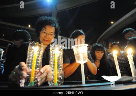 (161019) -- SAMUT PRAKAN, 19. Oktober 2016 -- Trauernde zünden Kerzen an, um für den verstorbenen thailändischen König Bhumibol Adulyadej im Khlong Lat Pho Park in der Provinz Samut Prakan, Zentralthailand, am 19. Oktober 2016 zu beten. König Bhumibol, der am längsten regierende Monarch der Welt, starb am 13. Oktober im Siriraj Hospital in Bangkok im Alter von 88 Jahren. THAILAND-SAMUT PRAKAN-KING-BHUMIBOL-TRAUER RachenxSageamsak PUBLICATIONxNOTxINxCHN Samut Prakan OCT 19 2016 Morne Lichterkerzen zum Gebet für den verstorbenen Thai-König Bhumibol Adulyadej IM Khlong LAT Pho Park in der Provinz Samut Prakan AM OCT 19 2016 König Bhumibol Stockfoto