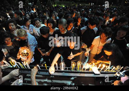 (161019) -- SAMUT PRAKAN, 19. Oktober 2016 -- Trauernde zünden Kerzen an, um für den verstorbenen thailändischen König Bhumibol Adulyadej im Khlong Lat Pho Park in der Provinz Samut Prakan, Zentralthailand, am 19. Oktober 2016 zu beten. König Bhumibol, der am längsten regierende Monarch der Welt, starb am 13. Oktober im Siriraj Hospital in Bangkok im Alter von 88 Jahren. THAILAND-SAMUT PRAKAN-KING-BHUMIBOL-TRAUER RachenxSageamsak PUBLICATIONxNOTxINxCHN Samut Prakan OCT 19 2016 Morne Lichterkerzen zum Gebet für den verstorbenen Thai-König Bhumibol Adulyadej IM Khlong LAT Pho Park in der Provinz Samut Prakan AM OCT 19 2016 König Bhumibol Stockfoto