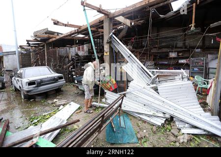 (161020) -- PROVINZ CAGAYAN, 20. Oktober 2016 -- Ein Bewohner reinigt die Trümmer, die durch den starken Wind und den starken Regen vom Taifun Haima in der Provinz Cagayan, Philippinen, 20. Oktober 2016 gebracht wurden. Mindestens acht Menschen wurden getötet und zwei weitere wurden vermisst, nachdem der Supertyphoon Haima, lokal Lawin genannt, die nördlichen Philippinen überschwemmt hatte, sagte der National Disaster Risk Reduction and Management Council (NDRRMC) am Donnerstag. (dtf) PHILIPPINEN-CAGAYAN PROVINCE-TAIFUN HAIMA-DAMAGE STRINGER PUBLICATIONxNOTxINxCHN Cagayan Province OCT 20 2016 ein Bewohner räumt die Trümmer, die durch den starken Wind und die schwere Ra GEBRACHT werden Stockfoto
