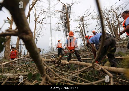 (161020) -- PROVINZ CAGAYAN, 20. Oktober 2016 -- Rettungskräfte entfernen Trümmer von umgestürzten Bäumen in der Provinz Cagayan, Philippinen, 20. Oktober 2016. Mindestens acht Menschen wurden getötet und zwei weitere wurden vermisst, nachdem der Supertyphoon Haima, lokal Lawin genannt, die nördlichen Philippinen überschwemmt hatte, sagte der National Disaster Risk Reduction and Management Council (NDRRMC) am Donnerstag. (dtf) PHILIPPINEN-CAGAYAN PROVINCE-TAIFUN HAIMA-DAMAGE STRINGER PUBLICATIONxNOTxINxCHN Cagayan Province OCT 20 2016 Rettungskräfte ENTFERNEN Trümmer von umgestürzten Bäumen in der Provinz Cagayan die Philippinen OCT 20 2016 MINDESTENS EIGH Stockfoto