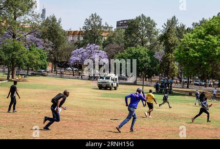 Südafrika: Studentenproteste in Pretoria (161020) -- PRETORIA, 20. Oktober 2016 -- protestierende Studenten laufen davon, als Polizeibeamte versuchen, sie außerhalb der Gewerkschaftsgebäude, dem offiziellen Sitz der Südafrikanischen Regierung, in Pretoria, am 20. Oktober 2016 zu zerstreuen. Die jüngste Welle der Studentenproteste hat sich seit Wochen fortgesetzt, seit die Universitäten letzten Monat grünes Licht von der Regierung erhielten, um Studiengebühren zu erhöhen. unter der Voraussetzung, dass es nicht mehr als acht Prozent beträgt.?Studenten fordern eine Erhöhung der Gebühren um Null Prozent und drängen den regierenden Afrikanischen Nationalkongress, seinem Versprechen nachzukommen Stockfoto