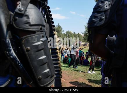 Südafrika: Studentenproteste in Pretoria (161020) -- PRETORIA, 20. Oktober 2016 -- Demonstranten winken am 20. Oktober 2016 vor den Gewerkschaftsgebäuden, dem offiziellen Sitz der Südafrikanischen Regierung, in Pretoria mit den Fäusten. Die jüngste Welle der Studentenproteste hat sich seit Wochen fortgesetzt, seit die Universitäten letzten Monat grünes Licht von der Regierung erhielten, um Studiengebühren zu erhöhen. unter der Voraussetzung, dass es nicht mehr als acht Prozent beträgt.?Studenten fordern eine Erhöhung der Gebühren um Null Prozent und drängen den regierenden Afrikanischen Nationalkongress, seinem Versprechen nachzukommen, bis 2016 kostenlose Bildung zu bieten. ) SÜDAFRIKA- Stockfoto