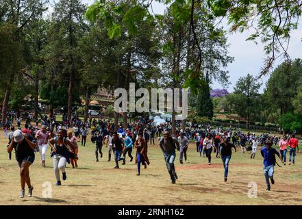 Südafrika: Studentenproteste in Pretoria (161020) -- PRETORIA, 20. Oktober 2016 -- protestierende Studenten laufen davon, als Polizeibeamte Tränengas vor den Gewerkschaftsgebäuden, dem offiziellen Sitz der Südafrikanischen Regierung, in Pretoria, am 20. Oktober 2016 abfeuern. Die jüngste Welle der Studentenproteste hat sich seit Wochen fortgesetzt, seit die Universitäten letzten Monat grünes Licht von der Regierung erhielten, um Studiengebühren zu erhöhen. unter der Voraussetzung, dass es nicht mehr als acht Prozent beträgt.?Studenten fordern eine Erhöhung der Gebühren um Null Prozent und drängen den regierenden Afrikanischen Nationalkongress, seinem Versprechen nachzukommen, sich zu vertreten Stockfoto