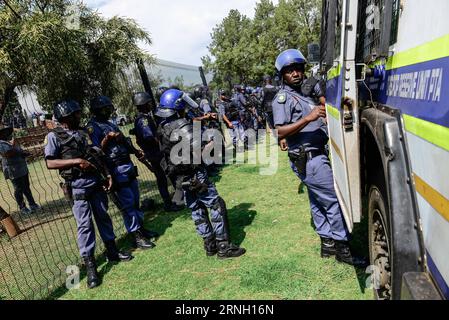 Südafrika: Studentenproteste in Pretoria (161020) -- PRETORIA, 20. Oktober 2016 -- Polizeibeamte stehen am 20. Oktober 2016 vor dem Zaun vor den Gewerkschaftsgebäuden, dem offiziellen Sitz der Südafrikanischen Regierung, in Pretoria. Die jüngste Welle der Studentenproteste hat sich seit Wochen fortgesetzt, seit die Universitäten letzten Monat grünes Licht von der Regierung erhielten, um Studiengebühren zu erhöhen. unter der Voraussetzung, dass es nicht mehr als acht Prozent beträgt.?Studenten fordern eine Erhöhung der Gebühren um Null Prozent und drängen den regierenden Afrikanischen Nationalkongress, seinem Versprechen nachzukommen, bis 2016 kostenlose Bildung zu bieten Stockfoto