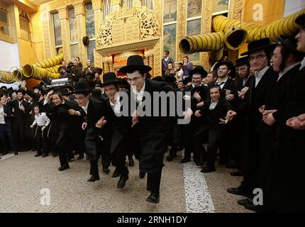 (161021) -- JERUSALEM, 21. Oktober 2016 -- Ultra-orthodoxe Juden tanzen, während sie den alten Brauch Simchat Beit Hashoeva im MEA Shearim-Viertel von Jerusalem, 21. Oktober 2016 markieren. Simchat Beit Hashoeva oder die Freude am Zeichnen ist ein Gedenken und eine Erfüllung der Muitzwa, um sich während des einwöchigen Urlaubs von Sukkot zu freuen. Gil Cohen Magen) (yy) MIDEAST-JERUSALEM-SUKKOT-UNTRA ORTHODOX-DANCE guoyu PUBLICATIONxNOTxINxCHN Jerusalem OCT 21 2016 Ultra orthodoxe Juden tanzen wie sie den alten Custom Simchat Beit in MEA Shearim Nachbarschaft von Jerusalem OCT 21 2016 Simchat Beit oder die Freude von dr. Stockfoto