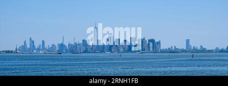 Die Stadt Manhattan, der dichteste und geografisch kleinste der fünf Stadtteile von New York City vom Hafen von New York Stockfoto