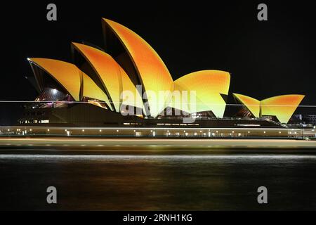 (161021) -- SYDNEY, 21. Oktober 2016 -- Foto aufgenommen am 21. Oktober 2016 zeigt, dass das Sydney Opera House zur Feier von Diwali, dem hinduistischen Lichterfestival in Sydney, Australien, Gold erleuchtet ist. Die berühmten Segel des Opernhauses von Sydney sind Gold geworden, um das am meisten gefeierte Diwali zu markieren. Das Opernhaus wird für eine Nacht in Gold erleuchtet, um das Hindu-Festival zu feiern, das auf der ganzen Welt stattfindet. ) (lrz) AUSTRALIEN-SYDNEY-DIWALI-OPERA HOUSE NewxSouthxWalesxGovernment PUBLICATIONxNOTxINxCHN Sydney OKT 21 2016 Foto aufgenommen AM OKT 21 2016 zeigt, dass das Sydney Opera House IN Gold erleuchtet IST Stockfoto
