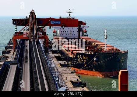 (161023) -- QINHUANGDAO, 23. Oktober 2016 -- Ein Frachtschiff ankert am Kohledock des Hafens Qinhuangdao, nordchinesische Provinz Hebei, 1. Juli 2016. Der Durchsatz des Hafens Qinhuangdao erreichte in den ersten drei Quartalen dieses Jahres 695 Millionen Tonnen, was einem Anstieg von 1,5 Prozent gegenüber dem Vorjahr entspricht. ) (wf) CHINA-HEBEI-QINHUANGDAO PORT-THROUGHPUT (CN) YangxShiyao PUBLICATIONxNOTxINxCHN QINHUANGDAO OCT 23 2016 A Cargo Vessel Anchors AT the Coal Dock of Qinhuangdao Port North China S Hebei Province 1. Juli 2016 der Durchsatz des Qinhuangdao Ports erreichte in den ersten drei Quartalen dieses Jahres einen Anstieg von 1 695 Millionen Tonnen Stockfoto