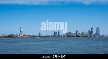 Blick auf die Freiheitsstatue, eine kolossale neoklassizistische Skulptur auf Liberty Island im New Yorker Hafen in New York City in den Vereinigten Staaten. Stockfoto