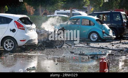 Bilder des Tages (161025) -- ANTALYA, 25. Oktober 2016 -- Foto aufgenommen am 25. Oktober 2016 zeigt beschädigte Autos nach der Explosion in Antalya, Türkei. Auf dem Parkplatz der Handelskammer von Antalya ereignete sich am Dienstagmorgen in der türkischen Mittelmeerresort-Stadt Antalya eine gewaltige Explosion. Laut Bericht der Dogan-Nachrichtenagentur wurden mindestens 10 Menschen verletzt. ) (Zjy) TÜRKEI-ANTALYA-EXPLOSION MertxMacit PUBLICATIONxNOTxINxCHN Bilder der Tag Antalya OKT 25 2016 Foto AM OKT 25 2016 zeigt beschädigte Autos nach der Explosion in Antalya Türkei kam es zu einer riesigen Explosion in der Stockfoto