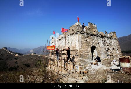 QINHUANGDAO, 25. Oktober 2016 -- Arbeiter renovieren den Wachturm von Fo eryu Abschnitt der Großen Mauer in Lulong County der Stadt Qinhuangdao, nordchinesische Provinz Hebei, 25. Oktober 2016. Dieser Abschnitt der Großen Mauer ist 4 km lang und wird in seinem ursprünglichen Aussehen wiederhergestellt. )(wsw) CHINA-HEBEI-GREAT WALL-RENOVATION (CN) YangxShiyao PUBLICATIONxNOTxINxCHN Qinhuangdao OCT 25 2016 Arbeiter renovieren den Wachturm für Sektion der Großen Mauer in der Provinz Qinhuangdao in Nordchina S Hebei Provinz OCT 25 2016 dieser Abschnitt der Großen Mauer IST 4 km lang und wird in seinem Zustand wiederhergestellt Original Stockfoto