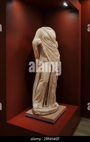 Im Provinzmuseum von Guadalajara, Palacio del Infantado, befindet sich eine römische Marmorskulptur einer Frau des Bildhauers Zenon von Aphrodisias. Stockfoto