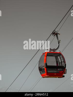 Die Seilbahn zum Gipfel der Berge. Postavarul Peak von Poiana Brasov Rumänien. Landschaft von der Spitze der Berge aus gesehen Stockfoto