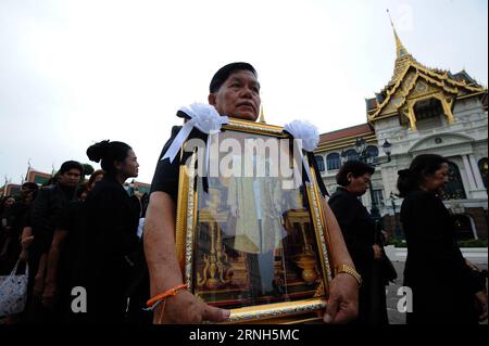 (161029) -- BANGKOK, 29. Oktober 2016 -- Trauernde respektieren den verstorbenen thailändischen König Bhumibol Adulyadej in der Dusit Maha Prasat Throne Hall in Bangkok, Thailand, 29. Oktober 2016. ) (zf) THAILAND-BANGKOK-LATE KING-TRAUER RachenxSageamsak PUBLICATIONxNOTxINxCHN Bangkok OCT 29 2016 Morne respektieren den verstorbenen thailändischen König Bhumibol Adulyadej in der Dusit Maha Prasat Thronhalle in Bangkok Thai Country OCT 29 2016 ZF Thai Country Bangkok Late King Trauer RachenxSageamsak PUBLATxCHIONN Stockfoto