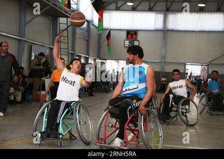 (161029) -- KABUL, 29. Oktober 2016 -- afghanische behinderte Spieler treten während eines nationalen Rollstuhlbasketballturniers zwischen den Provinzen Herat und Kandahar in Kabul, Hauptstadt Afghanistans, am 29. Oktober 2016 an. Am Samstag fand in Kabul ein siebentägiges Rollstuhlbasketball-Turnier statt, das vom Internationalen Komitee vom Roten Kreuz (IKRK) unter acht Teams organisiert wurde. Das Team der Provinz Kandahar gewann das Turnier. (SP)AFGHANISTAN-KABUL-BEHINDERTENBASKETBALLTURNIER RahmatxAlizadah PUBLICATIONxNOTxINxCHN Kabul OCT 29 2016 afghanische BEHINDERTENSPIELER treten während eines nationalen Rollstuhl-BASKETBALLS an Stockfoto