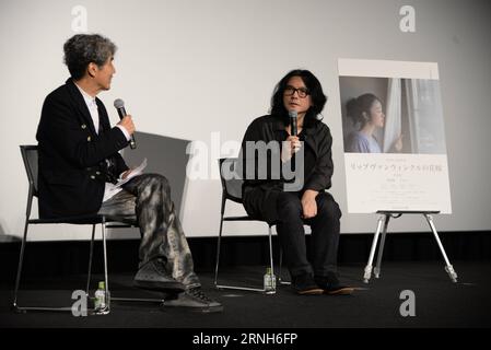 Der japanische Filmregisseur Shunji Iwai (R) spricht nach der Vorführung seines Films A Bride for RIP Van Winkle während des 29. Tokyo International Film Festival in Tokyo, Japan, am 29. Oktober 2016. (Zhf) JAPAN-TOKIO-FILM FESTIVAL-DIRECTOR-SHUNJI IWAI YangxTing PUBLICATIONxNOTxINxCHN der japanische Film-Regisseur Shunji Iwai r spricht nach der Vorführung seines Film A Bride for RIP van Winkle während des 29. TOKIO International Film Festival in TOKIO Japan AM OCT 29 2016 zhf Japan Tokyo Film Festival Director Shunji Iwai PUxBLxTICxTUCHN Stockfoto