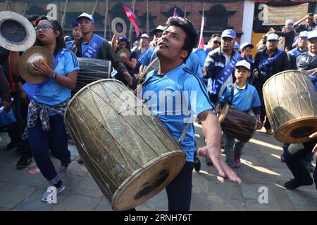 (161031) -- KATHMANDU, 31. Oktober 2016 -- Menschen aus der ethnischen Newar-Gemeinschaft nehmen an einer kulturellen Kundgebung Teil, die anlässlich des Neujahrs 1137 von Nepal Sambat in Hanuman Dhoka in Kathmandu, Nepal, 31. Oktober 2016, veranstaltet wird. Nepal Sambat, gegründet von Shankhadhar Sakhwa, ist ein nationaler Mondkalender Nepals, der jedes Jahr am MHA Puja, dem vierten Tag des Tihar Festivals, beginnt. (dtf) NEPAL-KATHMANDU-NEPAL SAMBAT NEUJAHR 1137-KULTURELLE RALLYE SunilxSharma PUBLICATIONxNOTxINxCHN Kathmandu OCT 31 2016 Prominente aus der ethnischen Newar-Gemeinschaft nehmen an einer kulturellen Rallye Teil, die ANLÄSSLICH des Neuen Y veranstaltet wird Stockfoto