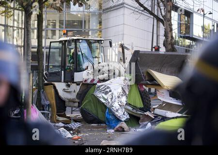 (161031) -- PARIS, 31. Oktober 2016 -- Ein Polizeiwagen zerreißt Zelte während eines Polizeieinsatzes in Paris, Frankreich, am 31. Oktober 2016. Die französische Polizei hat am Montag die Identität von Tausenden von Migranten überprüft, die vor der U-Bahn-Station Stalingrad im Norden von Paris zelten, um die Evakuierung des Lagers vorzubereiten, berichteten lokale Medien. ) (dtf) FRANCE-PARIS-MIGRANTS-POLICE OPERATION JohnxFiddler PUBLICATIONxNOTxINxCHN Paris OCT 31 2016 ein Polizeiwagen zerrissen Zelte während einer Polizeioperation in Paris Frankreich AM OCT 31 2016 die französische Polizei überprüfte AM Montag die Identität von Tausenden von Migranten, die vor der U-Bahn Stalingrad Camping Stockfoto