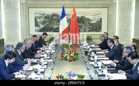 (161031) -- PEKING, 31. Oktober 2016 -- der chinesische Außenminister Wang Yi (4. R) führt Gespräche mit dem französischen Außenminister Jean-Marc Ayrault (4. L) in Peking, Hauptstadt Chinas, 31. Oktober 2016. ) (wyo) CHINA-BEIJING-WANG YI-FRANCE-TALKS (CN) ZhangxLing PUBLICATIONxNOTxINxCHN Peking OKT 31 2016 Chinesische Außenminister Wang Yi 4. R führt Gespräche mit den französischen Außenministern Jean Marc Ayrault 4. L in Peking Hauptstadt Chinas OKT 31 2016 wyo China Peking Wang Yi France Talks CN ZhangxLing PUBLXINCHIONN Stockfoto