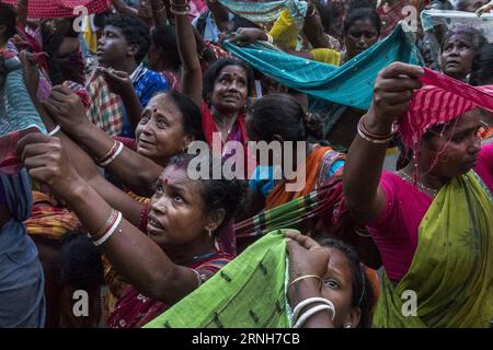 (161031) -- KOLKATA, 31. Oktober 2016 -- indische Devotees sammeln verstreuten Reis, um das Annakut-Ritual des Reises zu feiern, das am zweiten Tag von Diwali in Kolkata, der Hauptstadt des ostindischen Bundesstaates Westbengalen, am 31. Oktober 2016 von allen mächtigen Gottheiten bettelnd begangen wird. Diwali, das hinduistische Lichterfest, symbolisiert die Heimkehr des hinduistischen Gottes Lord Rama nach seinem Sieg über den Dämonenkönig Ravana. )(zcc) INDIEN-KOLKATA-ANNAKUT FESTIVAL TumpaxMondal PUBLICATIONxNOTxINxCHN Kolkata OCT 31 2016 indische Devotees sammeln verstreuten Reis, um das Annakut Ritual des Reisbettelns von allen mächtigen G zu feiern Stockfoto