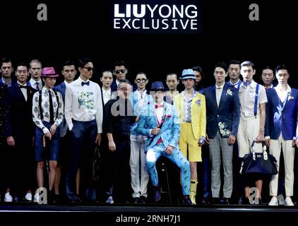 (161101) -- PEKING, 1. Nov. 2016 -- Designer Liu Yong (4. L, vorne) begrüßt das Publikum mit Models während der China Fashion Week in Peking, Hauptstadt von China, 31. Oktober 2016. ) (Zwx) CHINA-BEIJING-FASHION WEEK (CN) ChenxJianli PUBLICATIONxNOTxINxCHN Beijing Nov 1 2016 Designer Liu Yong 4th l Front begrüßt Publikum mit Models während der China Fashion Week in Peking Hauptstadt von China OCT 31 2016 zwx China Beijing Fashion Week CN ChenxJianli PUBLICATIONxNOTxINxCHN Stockfoto