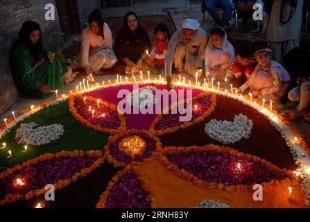 PESHAWAR, 1. November 2016 -- Menschen zünden Kerzen an, um Diwali, das Festival der Lichter, im nordwestlichen pakistanischen Peshawar am 1. November 2016 zu feiern. ) PAKISTAN-PESHAWAR-DIWALI-FEIER UmarxQayyum PUBLICATIONxNOTxINxCHN Peshawar Nov 1 2016 Prominente Lichterkerzen zur Feier von Diwali das Festival der Lichter im Nordwesten Pakistans S Peshawar AM 1. November 2016 Pakistan Peshawar Diwali Celebration UmarxQayyum PUBLICATIONxNOTxINxCHN Stockfoto