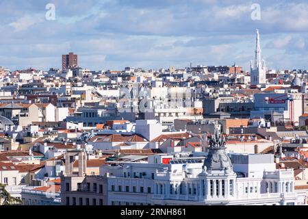 Panoramablick auf die Stadt Madrid, Spanien vom Dach des Gebäudes Circulo de Bellas Artes. Stockfoto