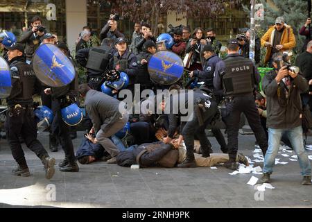 Themen der Woche Bilder des Tages Ausschreitungen in Ankara bei Protest gegen Verhaftung von HDP-Politikern (161104) -- ANKARA, 4. November 2016 -- Polizisten verhaften Demonstranten während einer Protestkundgebung gegen die Inhaftierung von Ko-Führern der pro-kurdischen Volkspartei (HDP) in Ankara, Türkei, am 4. November 2016. Laut Hurriyet News wurden am frühen Freitag im Rahmen einer Terrorismusuntersuchung Co-Führer der pro-kurdischen Demokratischen Volkspartei (HDP) Selahattin Demirtas und Figen Yuksekdag sowie neun Gesetzgeber der Partei verhaftet. (dtf) TÜRKEI-ANKARA-PROTEST-GESETZGEBER Mustaf Stockfoto