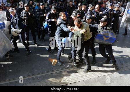 Ausschreitungen in Ankara bei Protest gegen Verhaftung von HDP-Politikern (161104) -- ANKARA, 4. November 2016 -- Polizisten verhaften Demonstranten während einer Protestkundgebung gegen die Inhaftierung von Ko-Führern der pro-kurdischen Volksdemokratischen Partei (HDP) in Ankara, Türkei, am 4. November 2016. Laut Hurriyet News wurden am frühen Freitag im Rahmen einer Terrorismusuntersuchung Co-Führer der pro-kurdischen Demokratischen Volkspartei (HDP) Selahattin Demirtas und Figen Yuksekdag sowie neun Gesetzgeber der Partei verhaftet. (dtf) TÜRKEI-ANKARA-PROTEST-GESETZGEBER MustafaxKaya PUBLICATIONxNOTxINxCHN Ri Stockfoto