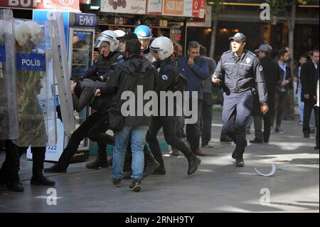 Ausschreitungen in Ankara bei Protest gegen Verhaftung von HDP-Politikern (161104) -- ANKARA, 4. November 2016 -- Polizisten verhaften einen Demonstranten während einer Protestkundgebung gegen die Inhaftierung von Ko-Führern der pro-kurdischen Volksdemokratischen Partei (HDP) in Ankara, Türkei, am 4. November 2016. Laut Hurriyet News wurden am frühen Freitag im Rahmen einer Terrorismusuntersuchung Co-Führer der pro-kurdischen Demokratischen Volkspartei (HDP) Selahattin Demirtas und Figen Yuksekdag sowie neun Gesetzgeber der Partei verhaftet. (dtf) TÜRKEI-ANKARA-PROTEST-GESETZGEBER MustafaxKaya PUBLICATIONxNOTxINxCHN R Stockfoto