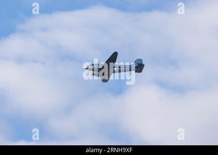 Douglas DC-3 fliegt Stockfoto