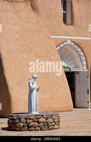 Statue des Heiligen Franziskus auf der plaza des Namensgebers der katholischen Missionskirche San Francisco de Asis in Taos, New Mexico Stockfoto