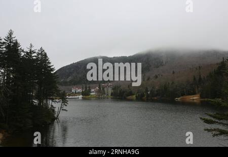 DIXVILLE NOTCH, 5. November 2016 -- das Bild vom 5. November 2016 zeigt eine Ansicht von Dixville Notch, US-Bundesstaat New Hampshire. Dixville Notch, ein kleines Dorf im hohen Norden von New Hampshire, ist bekannt für seine langjährigen Wahlen mitten in der Nacht bei den US-Präsidentschaftswahlen. In diesem Jahr werden insgesamt sechs Bewohner des Dorfes ab dem 8. November um Mitternacht ihre Stimmzettel abgeben. ) (nxl) U.S.-DIXVILLE NOTCH-PRÄSIDENTSCHAFTSWAHL GuxZhenqiu PUBLICATIONxNOTxINxCHN Dixville Notch 5. November 2016 Bild aufgenommen AM 5. November 2016 zeigt eine Ansicht von Dixville Notch US-Bundesstaat New Hampshire Di Stockfoto