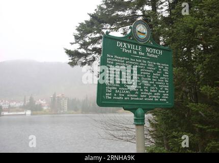 DIXVILLE NOTCH, 5. November 2016 -- das Bild vom 5. November 2016 zeigt ein Schild am Eingang zu Dixville Notch, US-Bundesstaat New Hampshire. Dixville Notch, ein kleines Dorf im hohen Norden von New Hampshire, ist bekannt für seine langjährigen Wahlen mitten in der Nacht bei den US-Präsidentschaftswahlen. In diesem Jahr werden insgesamt sechs Bewohner des Dorfes ab dem 8. November um Mitternacht ihre Stimmzettel abgeben. ) (nxl) U.S.-DIXVILLE NOTCH-PRÄSIDENTSCHAFTSWAHL GuxZhenqiu PUBLICATIONxNOTxINxCHN Dixville Notch 5. November 2016 Bild aufgenommen AM 5. November 2016 zeigt ein Schild AM Eingang zu Dixville nicht Stockfoto