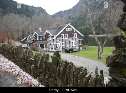 DIXVILLE NOTCH, 5. November 2016 -- das Bild vom 5. November 2016 zeigt eine Ansicht von Dixville Notch, US-Bundesstaat New Hampshire. Dixville Notch, ein kleines Dorf im hohen Norden von New Hampshire, ist bekannt für seine langjährigen Wahlen mitten in der Nacht bei den US-Präsidentschaftswahlen. In diesem Jahr werden insgesamt sechs Bewohner des Dorfes ab dem 8. November um Mitternacht ihre Stimmzettel abgeben. ) (nxl) U.S.-DIXVILLE NOTCH-PRÄSIDENTSCHAFTSWAHL GuxZhenqiu PUBLICATIONxNOTxINxCHN Dixville Notch 5. November 2016 Bild aufgenommen AM 5. November 2016 zeigt eine Ansicht von Dixville Notch US-Bundesstaat New Hampshire Di Stockfoto