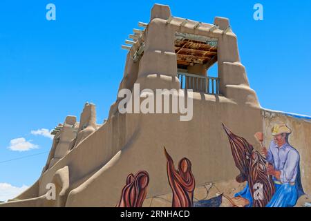 Die im traditionellen adobe-Stil gestaltete einkaufspassage befindet sich im historischen Viertel von Taos, New Mexico Stockfoto