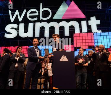 LISSABON, 7. November 2016 -- der Bürgermeister von Lissabon, Fernando Medina (Front L), präsentiert einen symbolischen Stadtschlüssel für den Web Summit-CEO Paddy Cosgrave während der Eröffnungszeremonie des Web Summit in Lissabon, Portugal, am 7. November 2016. Der portugiesische Premierminister Antonio Costa sagte, dass der am Montag in Lissabon eröffnete Web-Gipfel einen wichtigen Beitrag zur portugiesischen Wirtschaft darstellen würde. ) (zc) PORTUGAL-LISSABON-WEB-GIPFEL ZhangxLiyun PUBLICATIONxNOTxINxCHN Lissabon 7. November 2016 Lissabon-Bürgermeister Fernando Medina l Front präsentiert anlässlich der Eröffnungszeremonie des Web-Gipfels in Lissabon P einen symbolischen City Key für den Web-Gipfel-CEO Paddy COSGRAVE Stockfoto