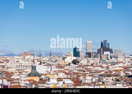 Madrid, Spanien. Januar 2016. Panoramablick auf die Stadt Madrid, Spanien vom Dach des Gebäudes Circulo de Bellas Artes. (Credit Image: © Alberto Gardin/SOPA Images via ZUMA Press Wire) NUR REDAKTIONELLE VERWENDUNG! Nicht für kommerzielle ZWECKE! Stockfoto