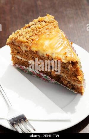 Ein Stück Kuchen, serviert in Valletta, Malta. Es ist auf einer Untertasse mit Gabel. Stockfoto