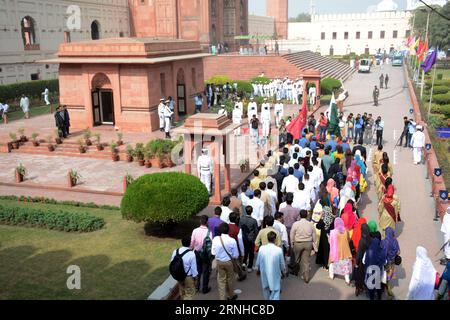 (161109) -- LAHORE, 9. November 2016 -- pakistanische Menschen nehmen an einer Gedenkzeremonie zum 139. Geburtstag des Nationaldichters Allama Muhammad Iqbal im Mausoleum von Allama Iqbal im östlichen pakistanischen Lahore, 9. November 2016, Teil. Pakistans Nationaldichter Allama Muhammad Iqbal gilt als eine wichtige Figur in der Urdu-Literatur und hat einen Einfluss auf die pakistanische Bewegung. (cyc) PAKISTAN-LAHORE-ALLAMA IQBAL-JUBILÄUM Sajjad PUBLICATIONxNOTxINxCHN LAHORE 9. November 2016 pakistanische Prominente nehmen an einer Gedenkzeremonie zum 139. Geburtstag des Nationaldichters Allama Muha Teil Stockfoto