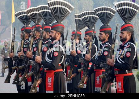 (161109) -- LAHORE, 9. November 2016 -- pakistanische Soldaten nehmen an einer Gedenkzeremonie zum 139. Geburtstag des Nationaldichters Allama Muhammad Iqbal im Mausoleum von Allama Iqbal im östlichen pakistanischen Lahore, 9. November 2016, Teil. Pakistans Nationaldichter Allama Muhammad Iqbal gilt als eine wichtige Figur in der Urdu-Literatur und hat einen Einfluss auf die pakistanische Bewegung. (cyc) PAKISTAN-LAHORE-ALLAMA IQBAL-JUBILÄUM Sajjad PUBLICATIONxNOTxINxCHN LAHORE 9. November 2016 pakistanische Soldaten nehmen an einer Gedenkzeremonie zum 139. Geburtstag des Nationaldichters Allama Muham Teil Stockfoto