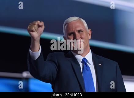 PEKING -- das Aktenfoto vom 20. Juli 2016 zeigt den Gouverneur von Indiana und republikanischen Vizepräsidenten Mike Pence, der auf der Republican National Convention in Cleveland, Ohio, USA, spricht. (zw) US-PRÄSIDENTSCHAFTSWAHLEN-VIZEPRÄSIDENT-DESIGNIERTER-MIKE PENCE-Datei YinxBogu PUBLICATIONxNOTxINxCHN Peking-Datei Foto aufgenommen AM 20. Juli 2016 zeigt den Gouverneur von Indianapolis und republikanischen Vize-Präsidenten-Kandidaten Mike Pence AUF der Republican National Convention in Cleveland Ohio die Vereinigten Staaten ZW US-Präsidentschaftswahlen Vize-Präsident gewählt Mike Pence Datei YinxBogu PUBLI Stockfoto