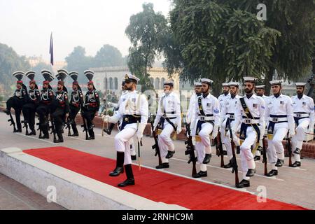 (161109) -- LAHORE, 9. November 2016 -- pakistanische Soldaten nehmen an einer Gedenkzeremonie zum 139. Geburtstag des Nationaldichters Allama Muhammad Iqbal im Mausoleum von Allama Iqbal im östlichen pakistanischen Lahore, 9. November 2016, Teil. Pakistans Nationaldichter Allama Muhammad Iqbal gilt als eine wichtige Figur in der Urdu-Literatur und hat einen Einfluss auf die pakistanische Bewegung. (cyc) PAKISTAN-LAHORE-ALLAMA IQBAL-JUBILÄUM Sajjad PUBLICATIONxNOTxINxCHN LAHORE 9. November 2016 pakistanische Soldaten nehmen an einer Gedenkzeremonie zum 139. Geburtstag des Nationaldichters Allama Muham Teil Stockfoto