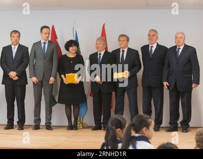 (161110) -- BUDAPEST, 10. November 2016 -- der ungarische Außenminister Peter Szijjarto (2. L) und der chinesische Botschafter in Ungarn Duan Jielong (4. R) nehmen am 10. November 2016 an einer Zeremonie der chinesisch-ungarischen Freundschaftspreise in Budapest, Ungarn, Teil. Die jährlich verliehenen chinesisch-ungarischen Freundschaftspreise wurden am Donnerstag in einer Zeremonie an der chinesisch-ungarischen bilingualen Primar- und Sekundarschule in Budapest verliehen. UNGARN-BUDAPEST-CHINA-FRIENDSHIP-AWARDS AttilaxVolgyi PUBLICATIONxNOTxINxCHN Budapest 10. November 2016 ungarische Außenminister Peter Szijjarto 2 Stockfoto