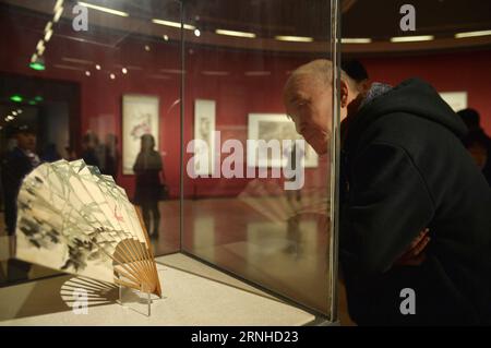 (161111) -- PEKING, 11. November 2016 -- Besucher sehen die Kunstwerke von Chen Banding während einer Ausstellung zum 140. Geburtstag von Chen Banding im Nationalen Kunstmuseum in Peking, Hauptstadt von China, 11. November 2016. Die Ausstellung zeigt über 200 Kunstwerke, darunter Kalligraphien, Gemälde und Siegelgravuren, die von Chen Banding, einem spätberühmten chinesischen Malkünstler im 20. Jahrhundert, geschaffen wurden. )(wsw) CHINA-BEIJING-CHEN BANDING-EXHIBITION (CN) LuxPeng PUBLICATIONxNOTxINxCHN 161111 Peking 11. November 2016 Besucher Sehen Sie sich die Kunstwerke an, die von Chen Banding während der to EXH geschaffen wurden Stockfoto