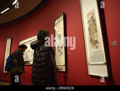 (161111) -- PEKING, 11. November 2016 -- Besucher sehen die Kunstwerke von Chen Banding während einer Ausstellung zum 140. Geburtstag von Chen Banding im Nationalen Kunstmuseum in Peking, Hauptstadt von China, 11. November 2016. Die Ausstellung zeigt über 200 Kunstwerke, darunter Kalligraphien, Gemälde und Siegelgravuren, die von Chen Banding, einem spätberühmten chinesischen Malkünstler im 20. Jahrhundert, geschaffen wurden. )(wsw) CHINA-BEIJING-CHEN BANDING-EXHIBITION (CN) LuxPeng PUBLICATIONxNOTxINxCHN 161111 Peking 11. November 2016 Besucher Sehen Sie sich die Kunstwerke an, die von Chen Banding während der to EXH geschaffen wurden Stockfoto