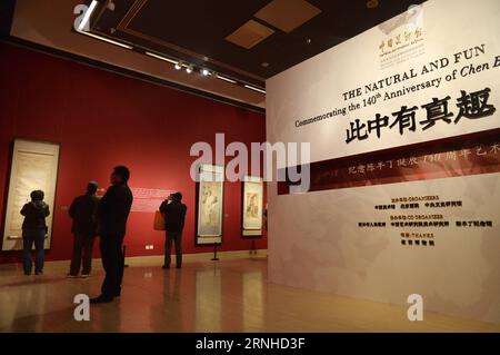 (161111) -- PEKING, 11. November 2016 -- Besucher sehen die Kunstwerke von Chen Banding während einer Ausstellung zum 140. Geburtstag von Chen Banding im Nationalen Kunstmuseum in Peking, Hauptstadt von China, 11. November 2016. Die Ausstellung zeigt über 200 Kunstwerke, darunter Kalligraphien, Gemälde und Siegelgravuren, die von Chen Banding, einem spätberühmten chinesischen Malkünstler im 20. Jahrhundert, geschaffen wurden. )(wsw) CHINA-BEIJING-CHEN BANDING-EXHIBITION (CN) LuxPeng PUBLICATIONxNOTxINxCHN 161111 Peking 11. November 2016 Besucher Sehen Sie sich die Kunstwerke an, die von Chen Banding während der to EXH geschaffen wurden Stockfoto