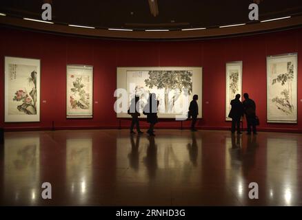 (161111) -- PEKING, 11. November 2016 -- Besucher sehen die Kunstwerke von Chen Banding (1876-1970) während einer Ausstellung zum 140. Geburtstag von Chen Banding im Nationalen Kunstmuseum in Peking, Hauptstadt von China, 11. November 2016. Die Ausstellung zeigt über 200 Kunstwerke, darunter Kalligraphien, Gemälde und Siegelgravuren, die von Chen Banding, einem spätberühmten chinesischen Malkünstler im 20. Jahrhundert, geschaffen wurden. )(wsw) CHINA-BEIJING-CHEN BANDING-EXHIBITION (CN) LuxPeng PUBLICATIONxNOTxINxCHN 161111 Peking 11. November 2016 Besucher Sehen Sie sich die Kunstwerke von Chen Banding 1 an Stockfoto